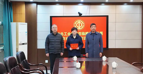 兩名女工患病，省上縣里都來慰問一一虹潤三重保障體系筑就員工幸福家