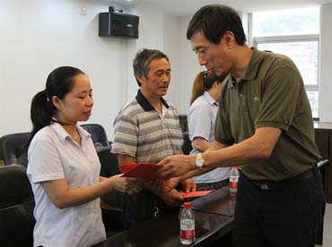 省總工會(huì)黨組書(shū)記、副主席陳震一行到順昌虹潤(rùn)精密儀器有限公司慰問(wèn)困難職工